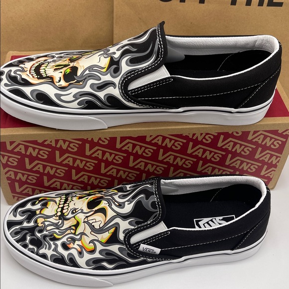 Vans Men’s Classic Slip-On
Flame Skull Black/True White
VN0009Q7BMX Sneakers - Picture 4 of 16